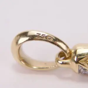 Gold jewelry clasp with "750" marking.