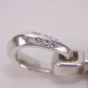 Silver clasp with "925" hallmark engraving.