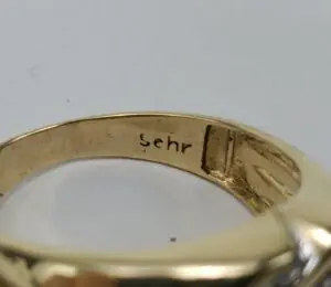 Gold ring with "Sehr" inscription inside.