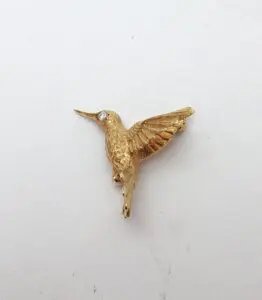 18k Yellow Gold Realistic Vivid Hummingbird Textured Diamond Pin Brooch 1 1/4''