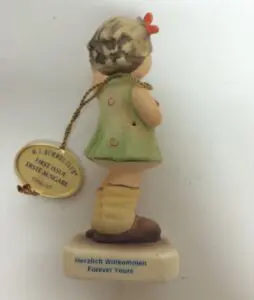 Figurine with tag, "Herzlich Willkommen Forever Yours.