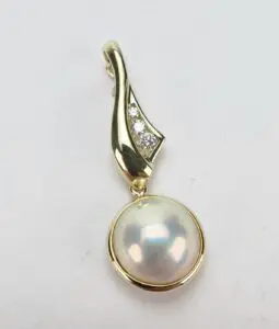Gold pendant with pearl and diamonds.