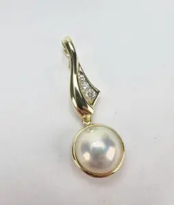 Gold pendant with pearl and diamonds.