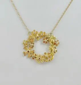 Alberian & Aulde 18k Yellow Gold Enamel Flower Reed Circle Pendant Necklace