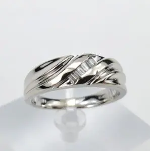 Silver ring with engraved diagonal lines.