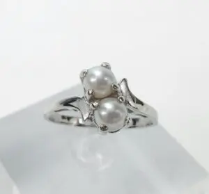 Silver ring with two white pearls.