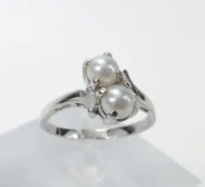 Silver ring with two white pearls.