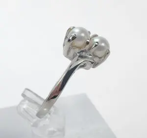 Silver ring with two pearls.