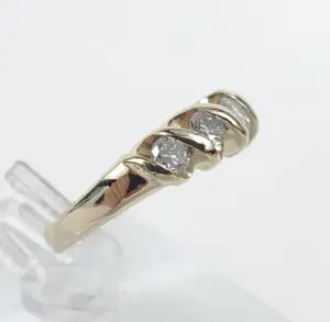 Gold ring with three embedded diamonds.