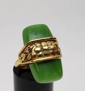 Trifari Costume Green Stone Gold Tone Floral Vintage Gemstone Ring