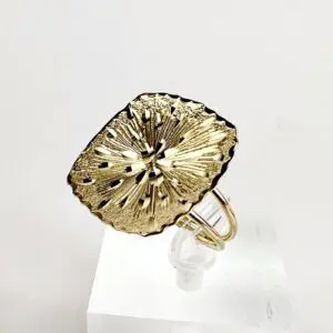 14k Yellow Gold Wide Sunburst Pattern Square Shield Ring 8''