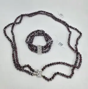 Maroon beaded necklace and bracelet set.
