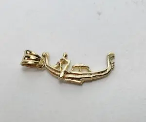 Gold pendant shaped like a gondola.