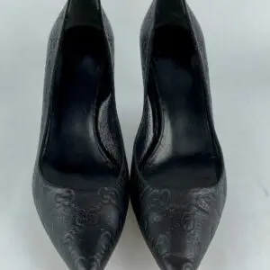 Black embossed high-heeled shoes, pointed toes.