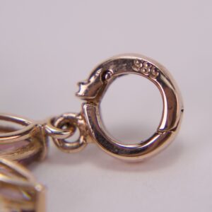 Gold clasp with engraved "585" hallmark.