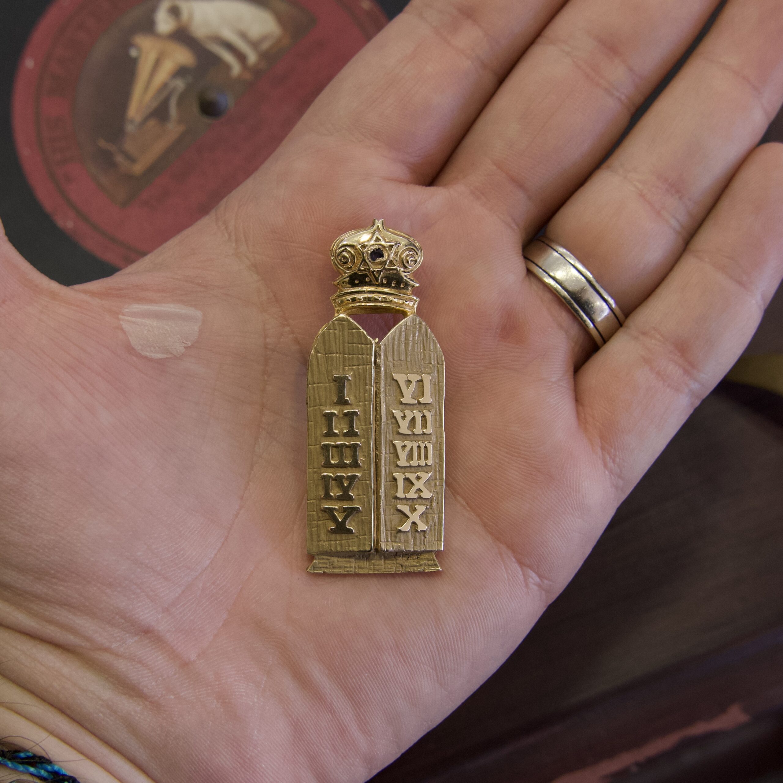 VINTAGE 12k Yellow Gold Judaica 10 Commandments Tablets Pendant