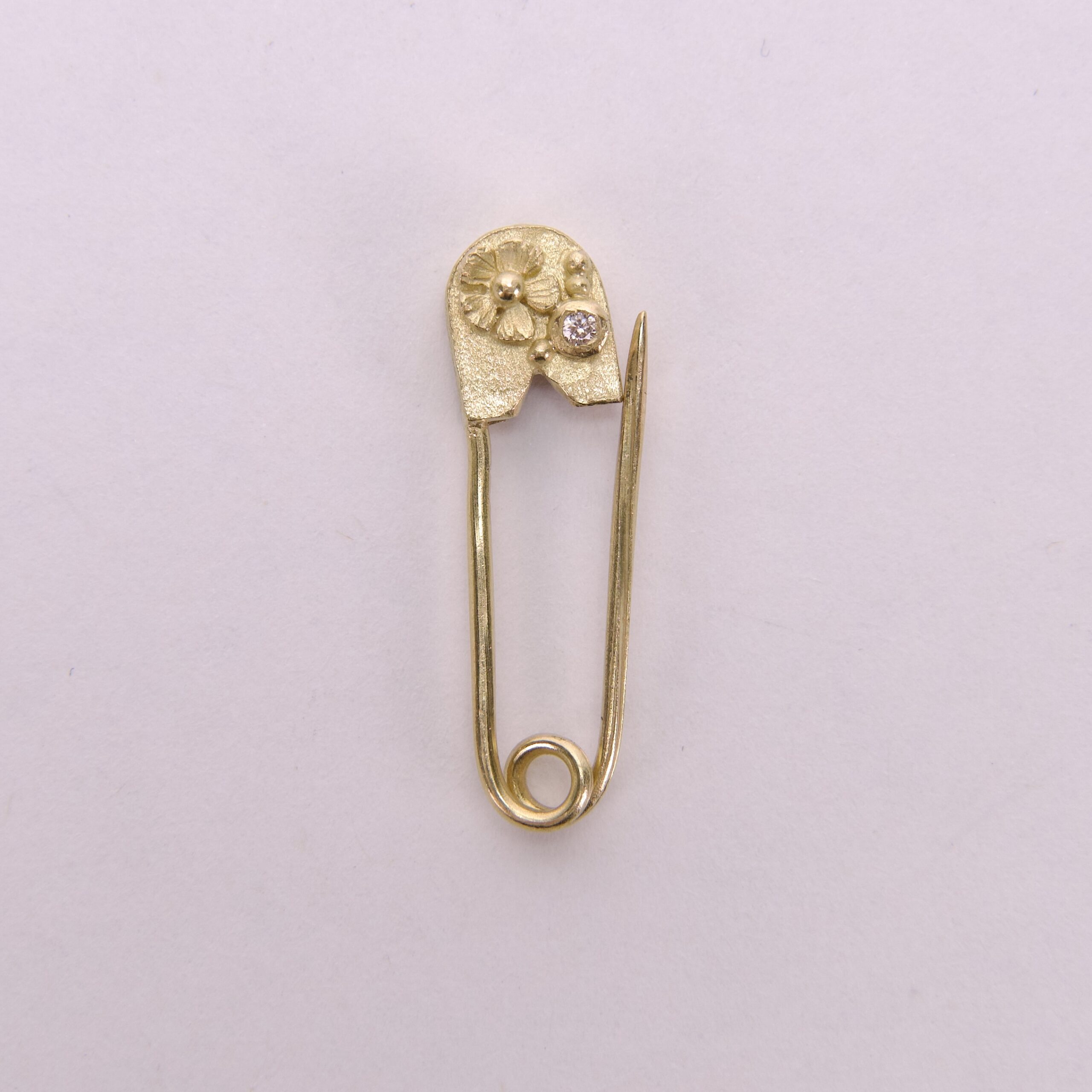 Lene Vibe 18k Yellow Gold & Diamond Flower Safety Pin Charm/Clasp - Image 3