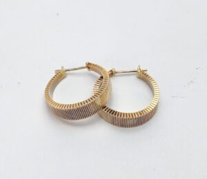 14k Yellow Gold Vintage Ribbed Coin Edge Tappered Dangling Hoop Earrings 7/8''