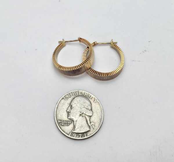 14k Yellow Gold Vintage Ribbed Coin Edge Tappered Dangling Hoop Earrings 7/8'' - Image 8