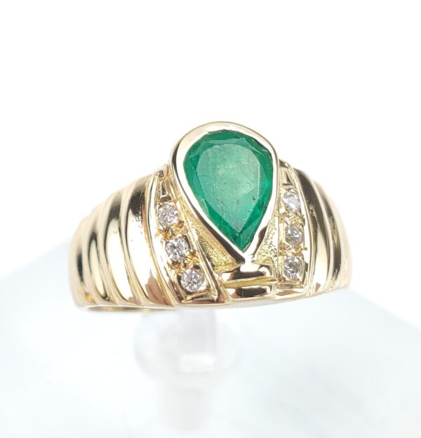 18k Yellow Gold .85ctw Pear Shape Emerald Diamond Ribbed Cocktail Band Ring 6.5' - Image 3