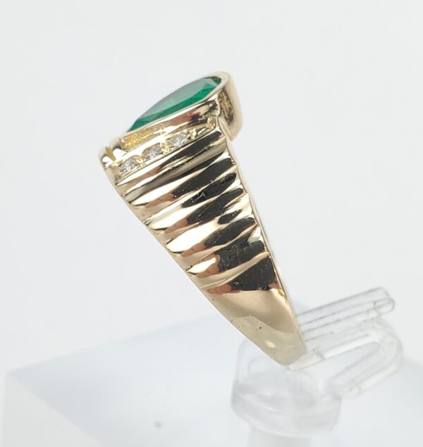 18k Yellow Gold .85ctw Pear Shape Emerald Diamond Ribbed Cocktail Band Ring 6.5' - Image 6