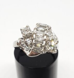 Vintage 18k White Gold .98ctw Round Baguette Diamond Cluster Scroll Curved Ring