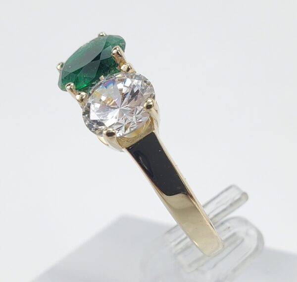 14k Yellow Gold Diamond Simulant Green Quenched Quartz Three Stone Ring 6.5'' - Image 6