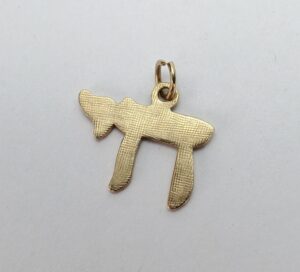 14k Yellow Gold Textured Chai To Life Dangle Drop Pendant 3/4''