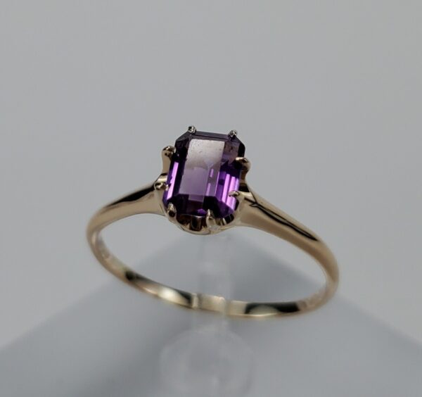 18k Yellow Gold .80ctw Emerald Cut Amethyst Solitaire Ring 9'' Sizable - Image 3