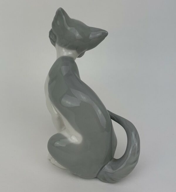 Lladro Feed Me Cat #5113 - Image 4