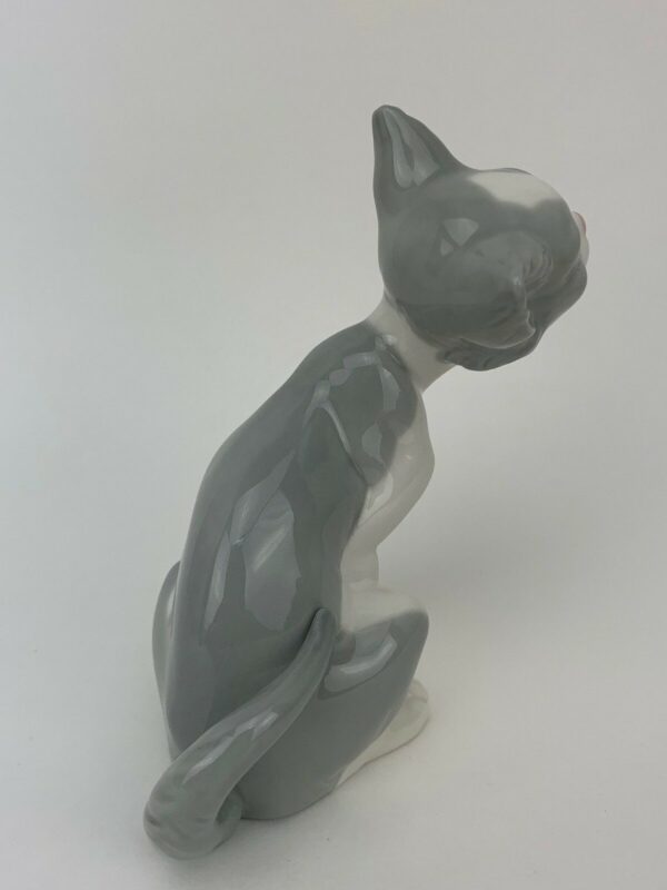 Lladro Feed Me Cat #5113 - Image 5