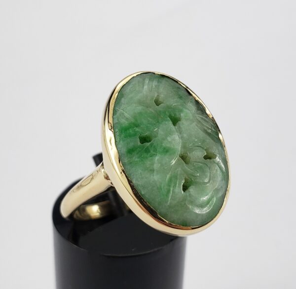 14k Yellow Gold Carved Bezel Set Green Jadeite Jade Cocktail Solitaire Ring - Image 4