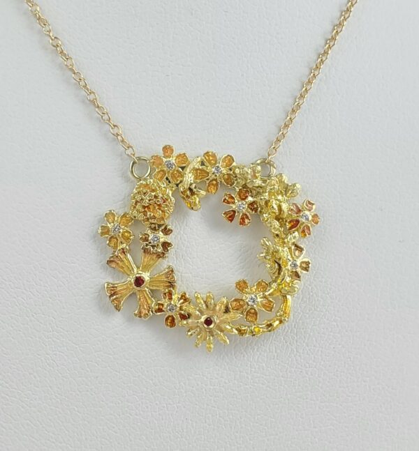 Alberian & Aulde 18k Yellow Gold Enamel Flower Reed Circle Pendant Necklace - Image 3