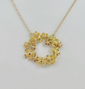 Alberian & Aulde 18k Yellow Gold Enamel Flower Reed Circle Pendant Necklace