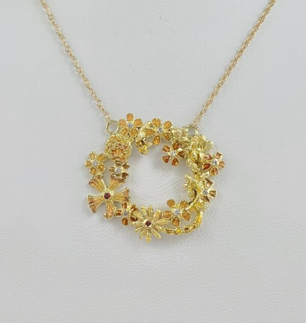 Alberian & Aulde 18k Yellow Gold Enamel Flower Reed Circle Pendant Necklace