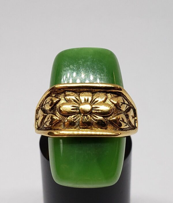 Trifari Costume Green Stone Gold Tone Floral Vintage Gemstone Ring - Image 3