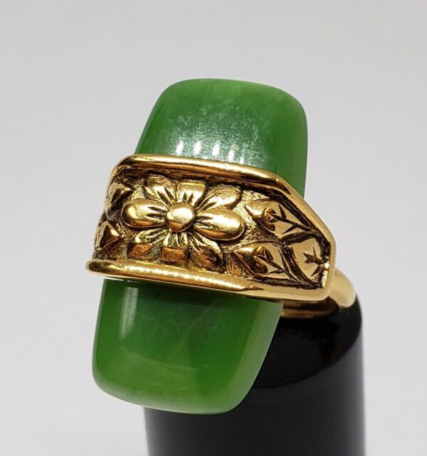 Trifari Costume Green Stone Gold Tone Floral Vintage Gemstone Ring - Image 4