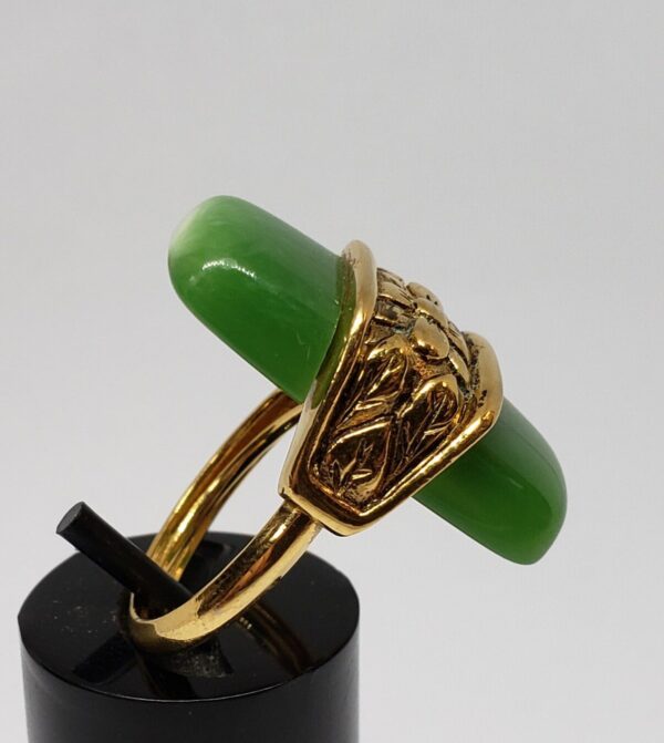 Trifari Costume Green Stone Gold Tone Floral Vintage Gemstone Ring - Image 5