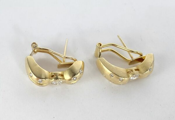 18k Yellow Gold .78ctw Natural Diamond Textured Ribbon Leverback Earrings - Image 7