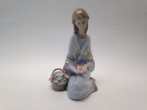Lladro Flower Song Figurine Model 7607 in Box