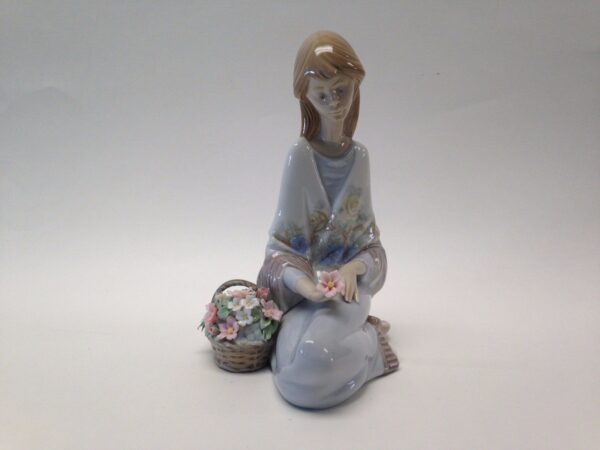 Lladro Flower Song Figurine Model 7607 in Box