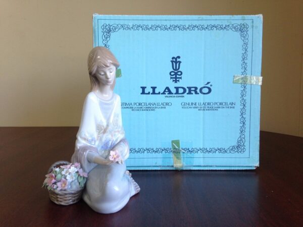 Lladro Flower Song Figurine Model 7607 in Box - Image 8