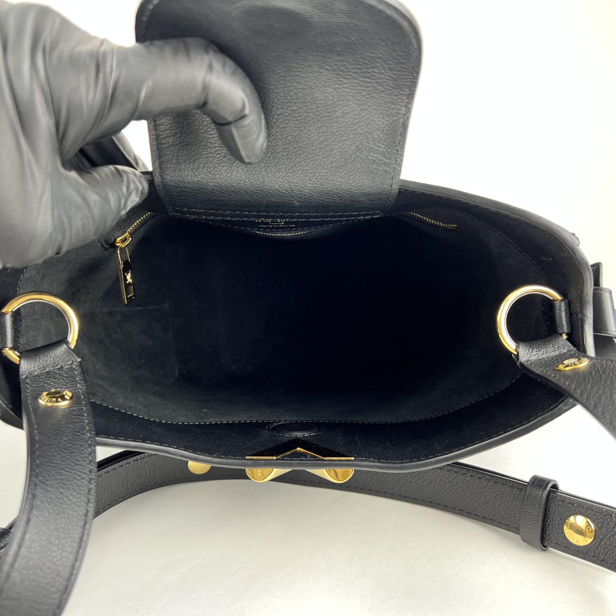 Louis Vuitton Cuir Plume Very Hobo Black Monogram Bag Entrupy Authenticated